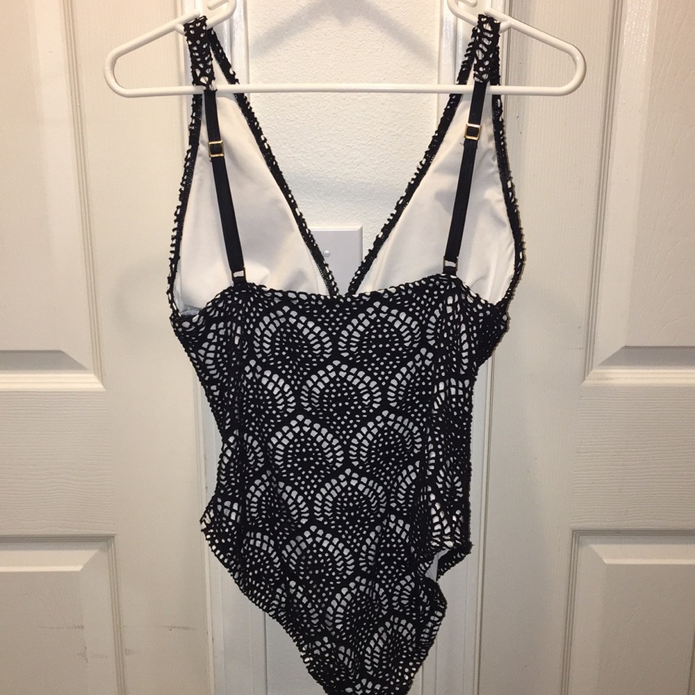 LA BLANCA CROCHET ONE PIECE SWIMSUIT (ACC) - Picture 6 of 8